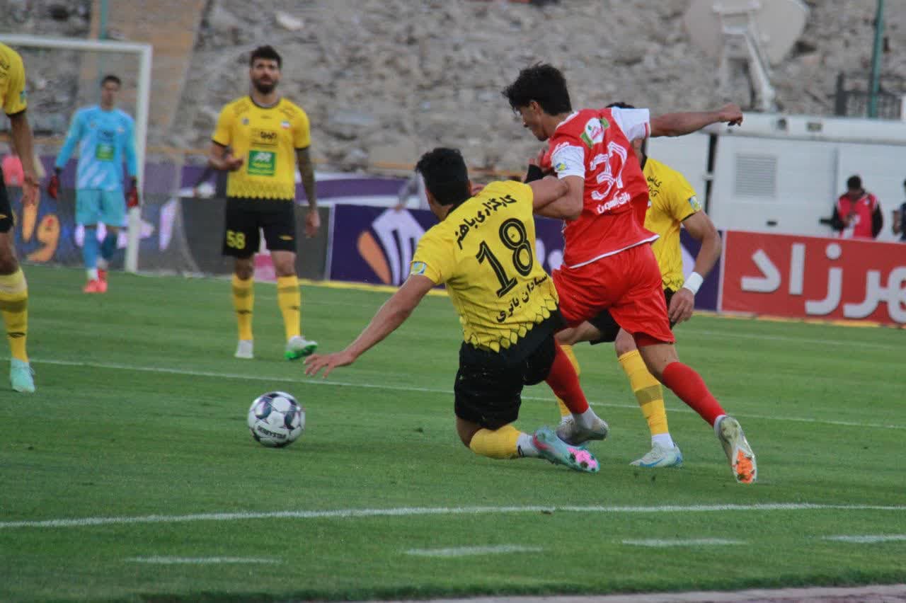 تراکتور پا پس نمیکشد/پرسپولیس همچنان حریف آسان برای سپاهان تراکتور پا پس نمیکشد/پرسپولیس همچنان حریف آسان برای سپاهان