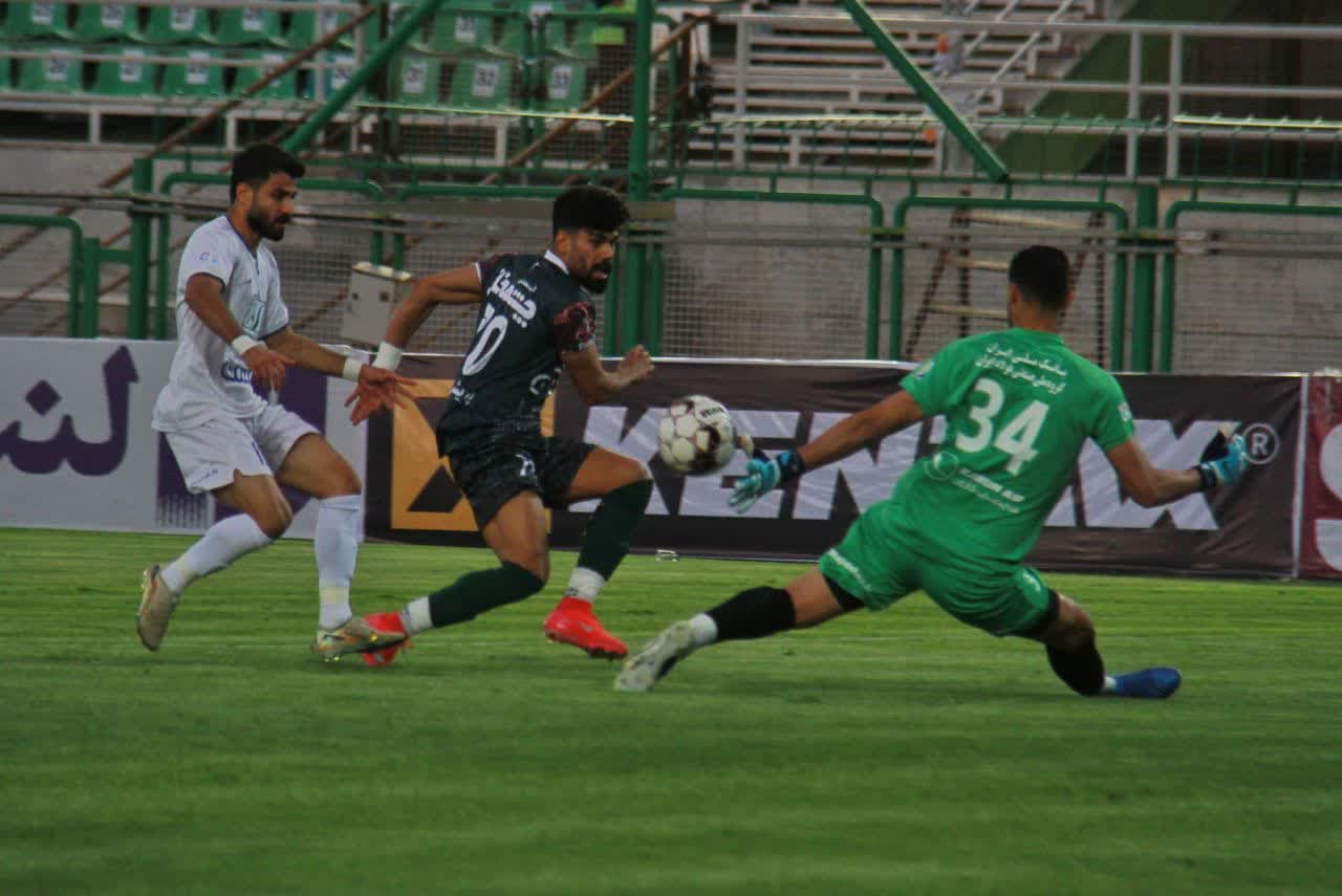 تراکتور پا پس نمیکشد/پرسپولیس همچنان حریف آسان برای سپاهان تراکتور پا پس نمیکشد/پرسپولیس همچنان حریف آسان برای سپاهان