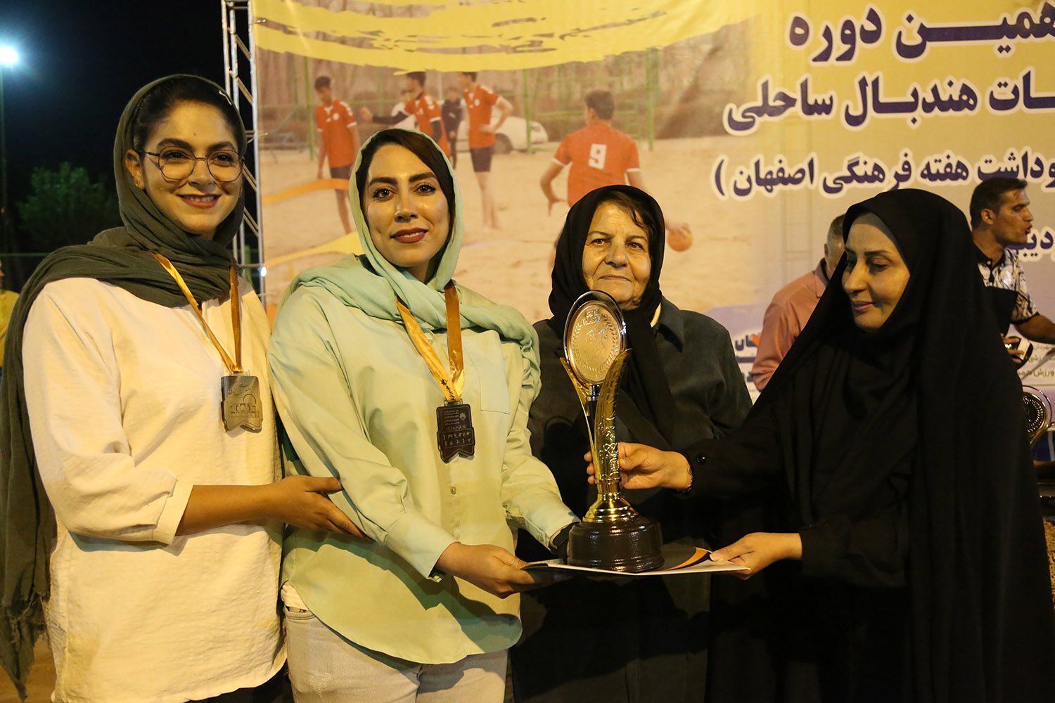 پایان مسابقات هندبال ساحلی هفته فرهنگی اصفهان+تصاویر پایان مسابقات هندبال ساحلی هفته فرهنگی اصفهان+تصاویر