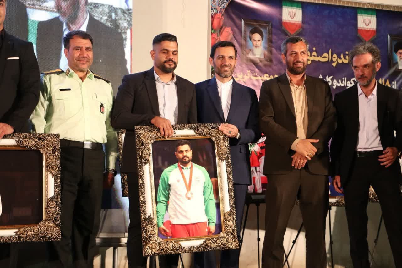 مراسم تجلیل از افتخارآفرینان تکواندو اصفهان با حضور استاندار+تصاویر