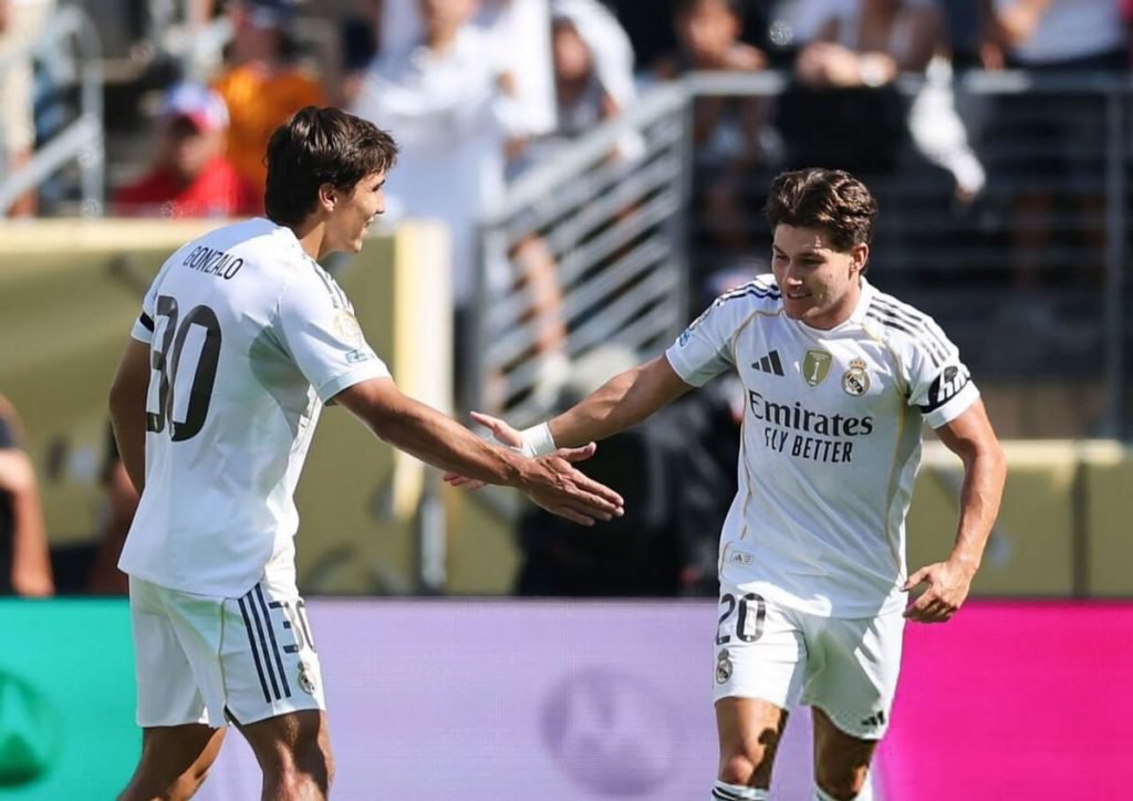  شکار زنبورها توسط رئالی‌ها