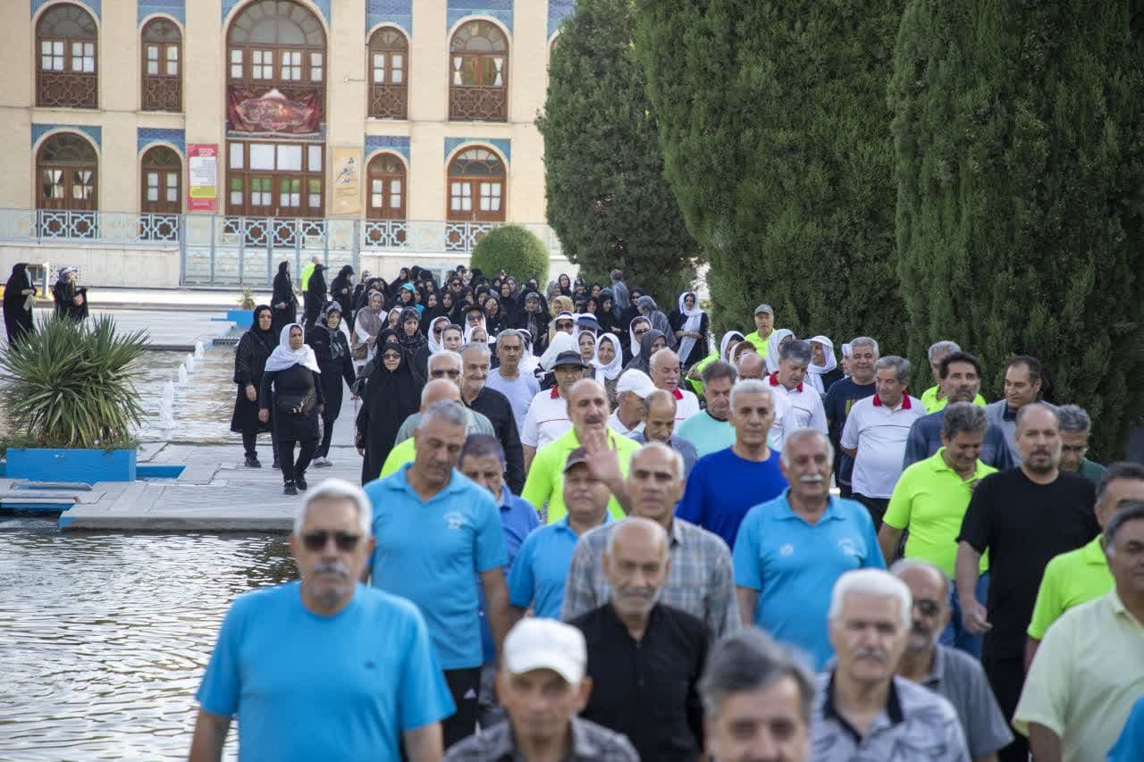 همایش پیادهروی «گامهای عاشقانه» در اصفهان همایش پیادهروی «گامهای عاشقانه» در اصفهان