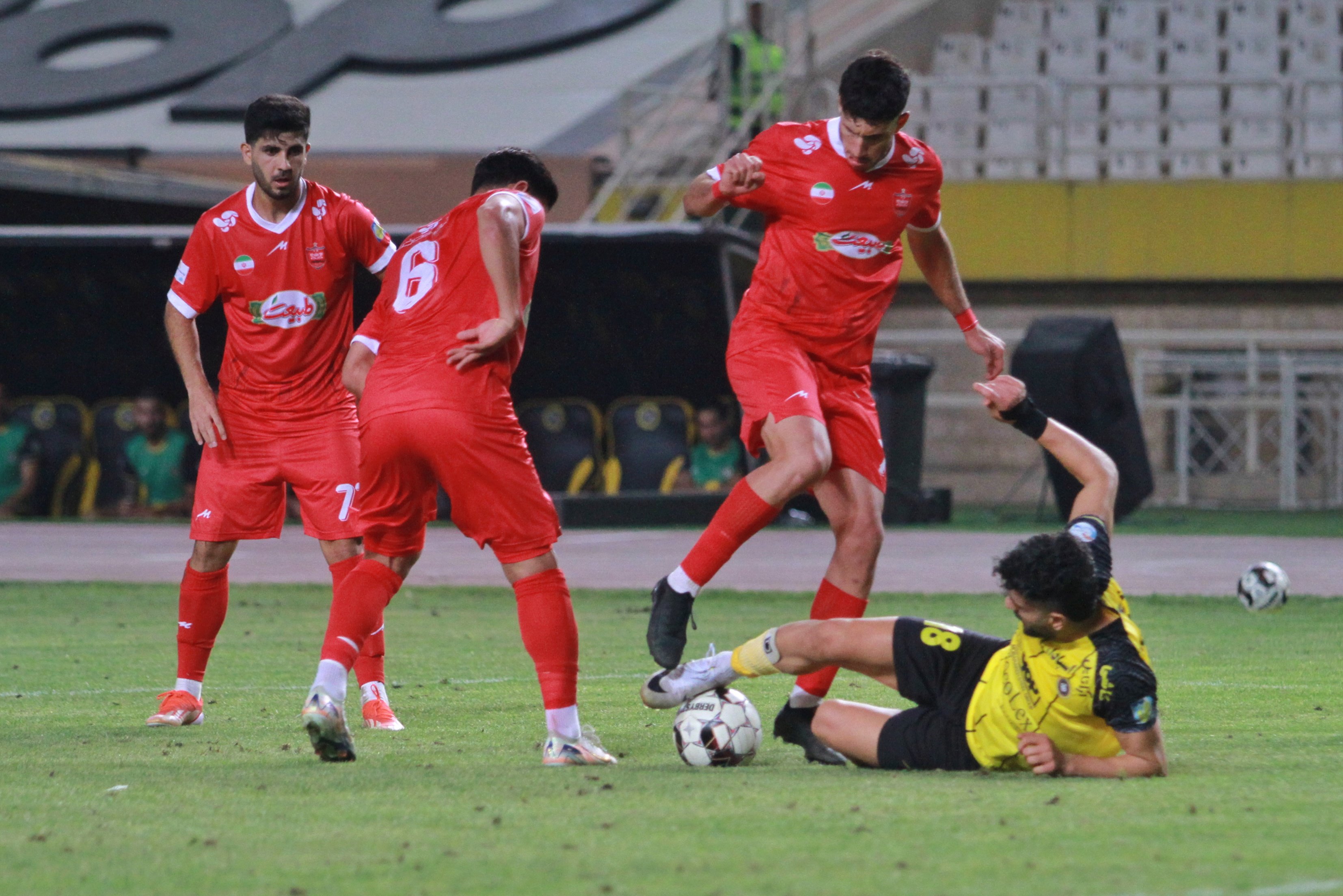 پرواز هلیکوپتر از نقش جهان/سپاهان 0 – پرسپولیس یک پرواز هلیکوپتر از نقش جهان/سپاهان 0 – پرسپولیس یک