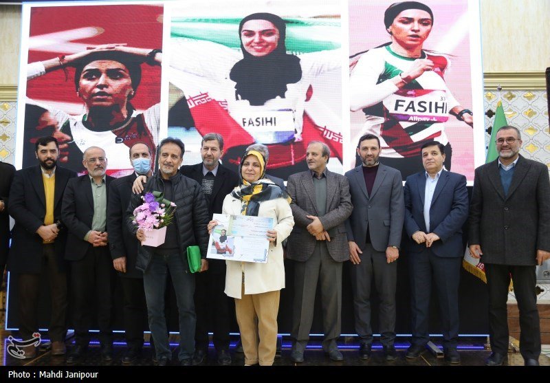 خانم فرزانه فصیحی شما در طول سال، 12 ماهش را در ایران نیستید! خانم فرزانه فصیحی شما در طول سال، 12 ماهش را در ایران نیستید!