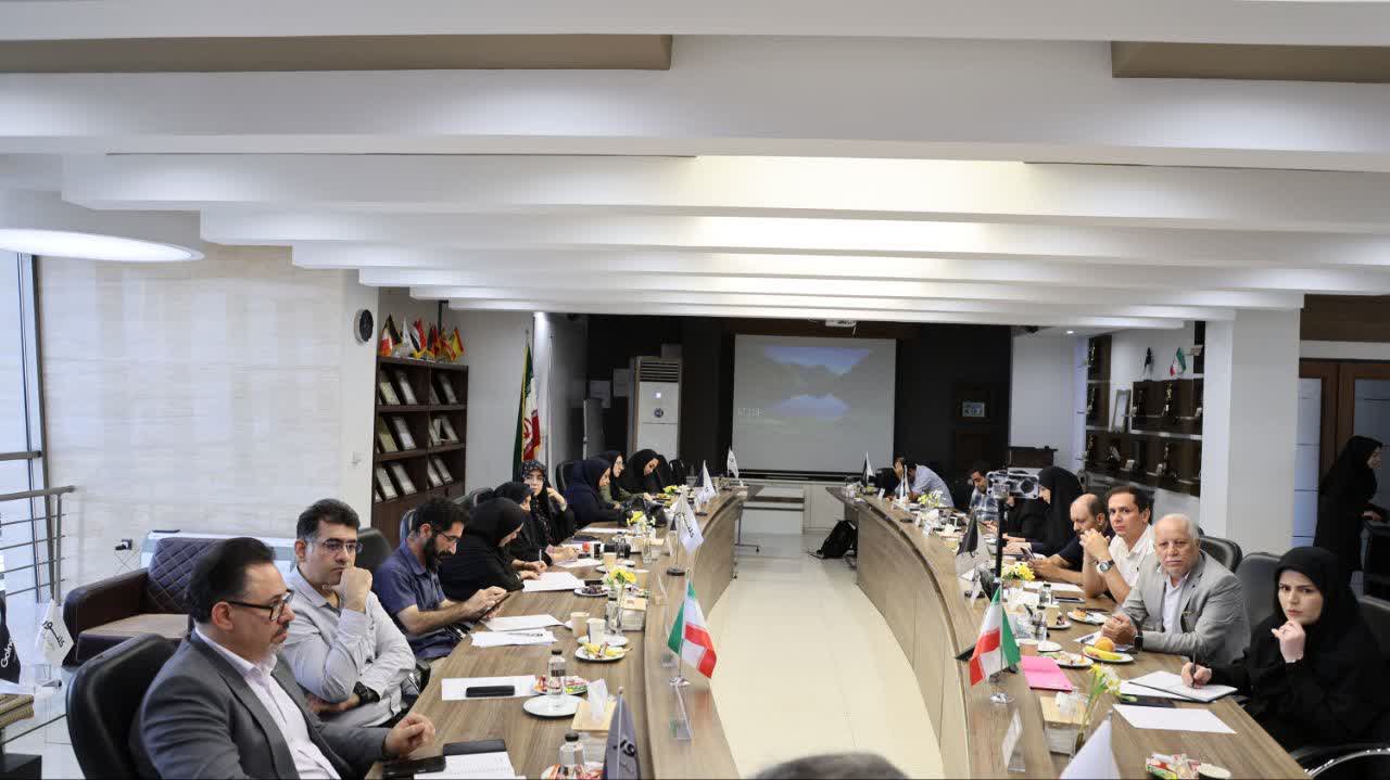  نشست خبری مسئولین شرکت و باشگاه گلنور+ تصاویر