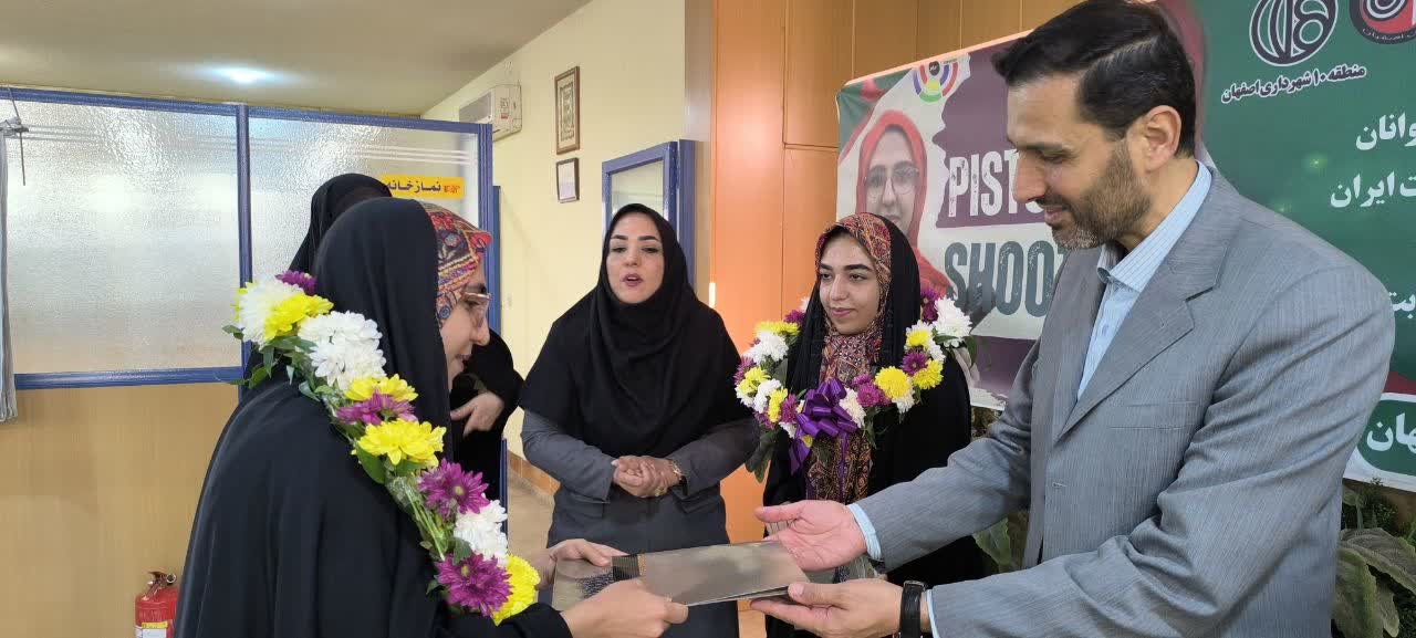 تجلیل از فاطمه و زینب شکاری خواهران ورزشکار رشته تیراندازی تجلیل از فاطمه و زینب شکاری خواهران ورزشکار رشته تیراندازی