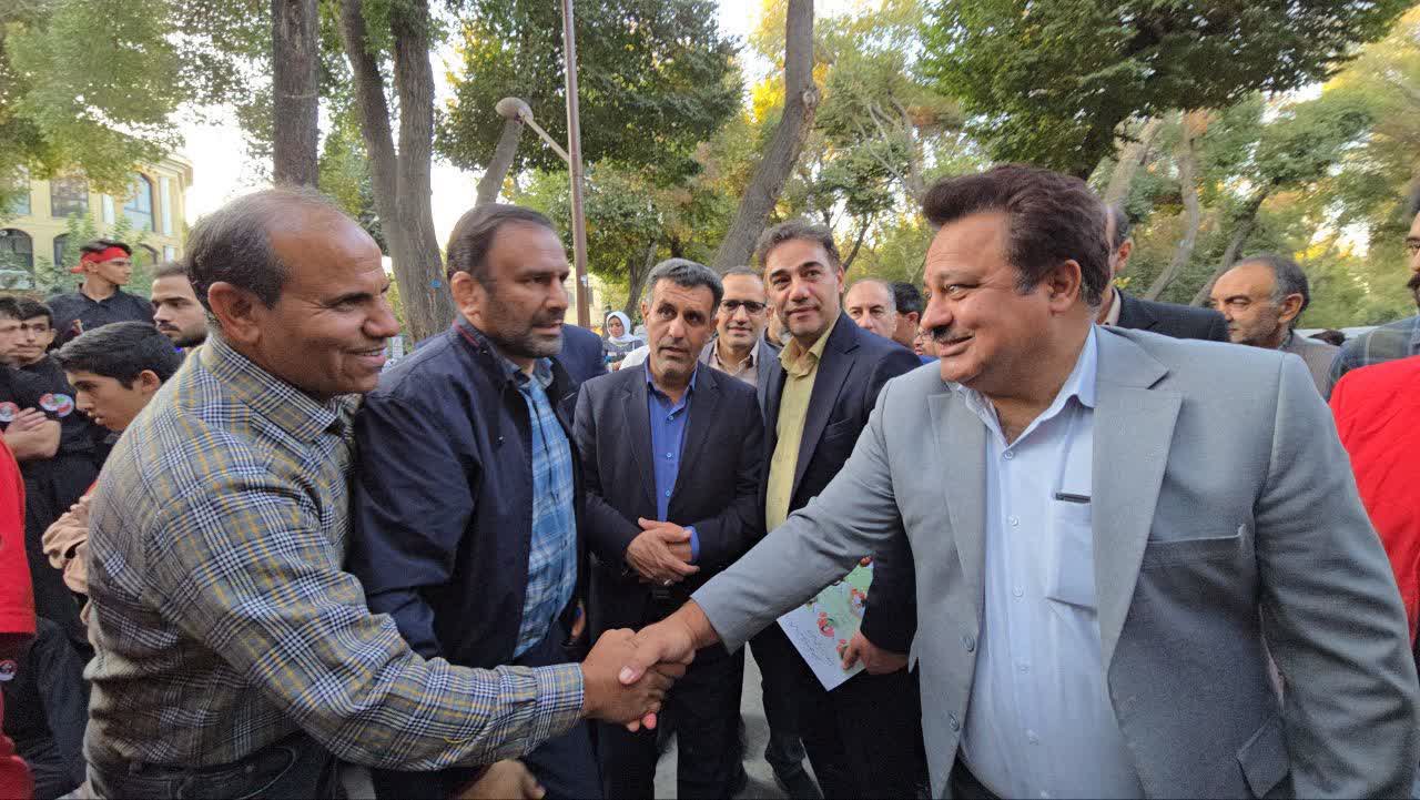 اجرای برنامه‌های فرهنگی ورزشی در گذر چهارباغ+تصاویر