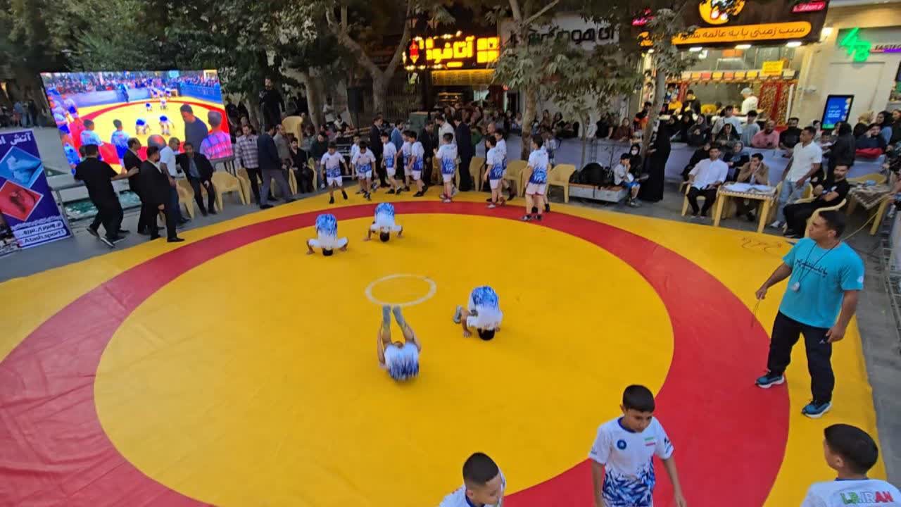 اجرای برنامه‌های فرهنگی ورزشی در گذر چهارباغ+تصاویر