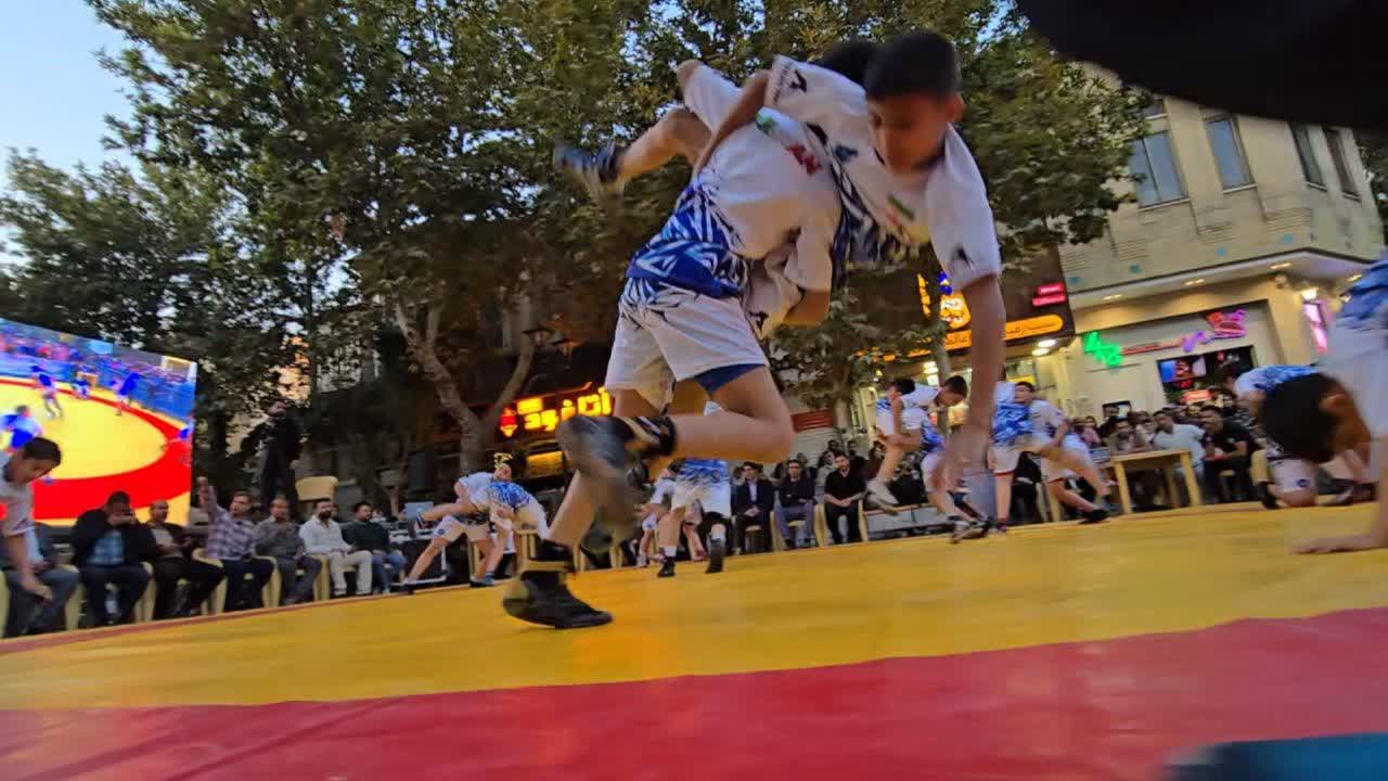 اجرای برنامه‌های فرهنگی ورزشی در گذر چهارباغ+تصاویر