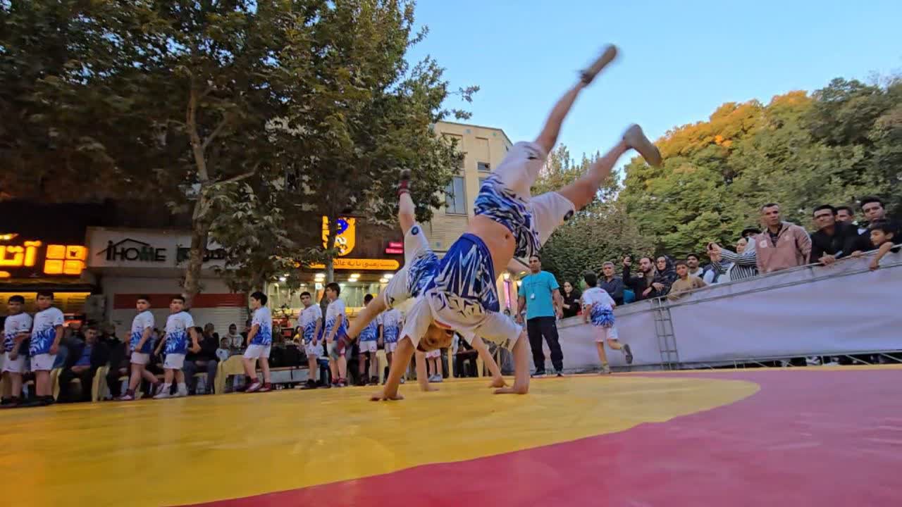 اجرای برنامه‌های فرهنگی ورزشی در گذر چهارباغ+تصاویر