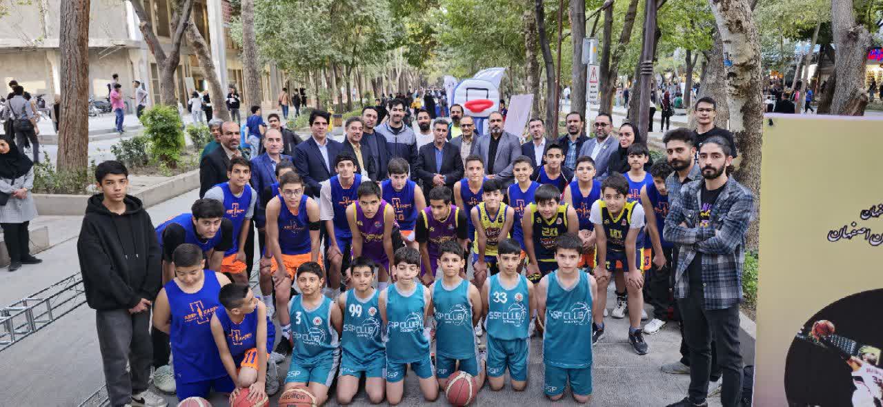 اجرای برنامه‌های فرهنگی ورزشی در گذر چهارباغ+تصاویر