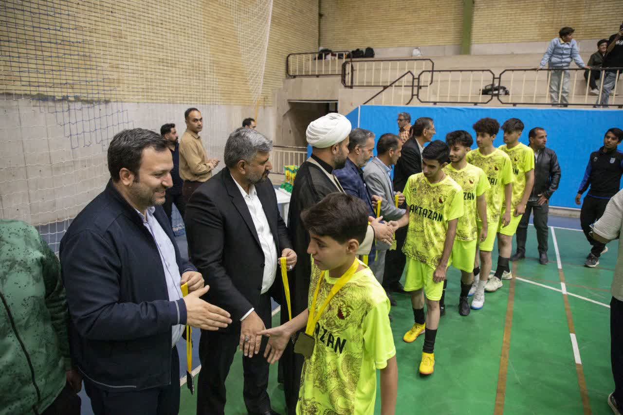 معرفی تیمهای قهرمان مسابقات فوتبال گل کوچک اصفهان+تصاویر معرفی تیمهای قهرمان مسابقات فوتبال گل کوچک اصفهان+تصاویر