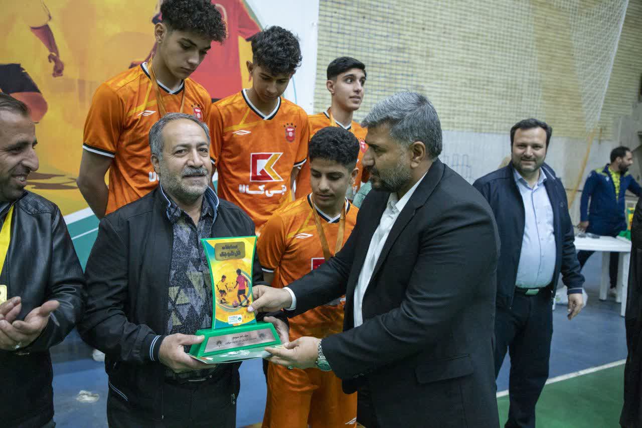 معرفی تیمهای قهرمان مسابقات فوتبال گل کوچک اصفهان+تصاویر معرفی تیمهای قهرمان مسابقات فوتبال گل کوچک اصفهان+تصاویر