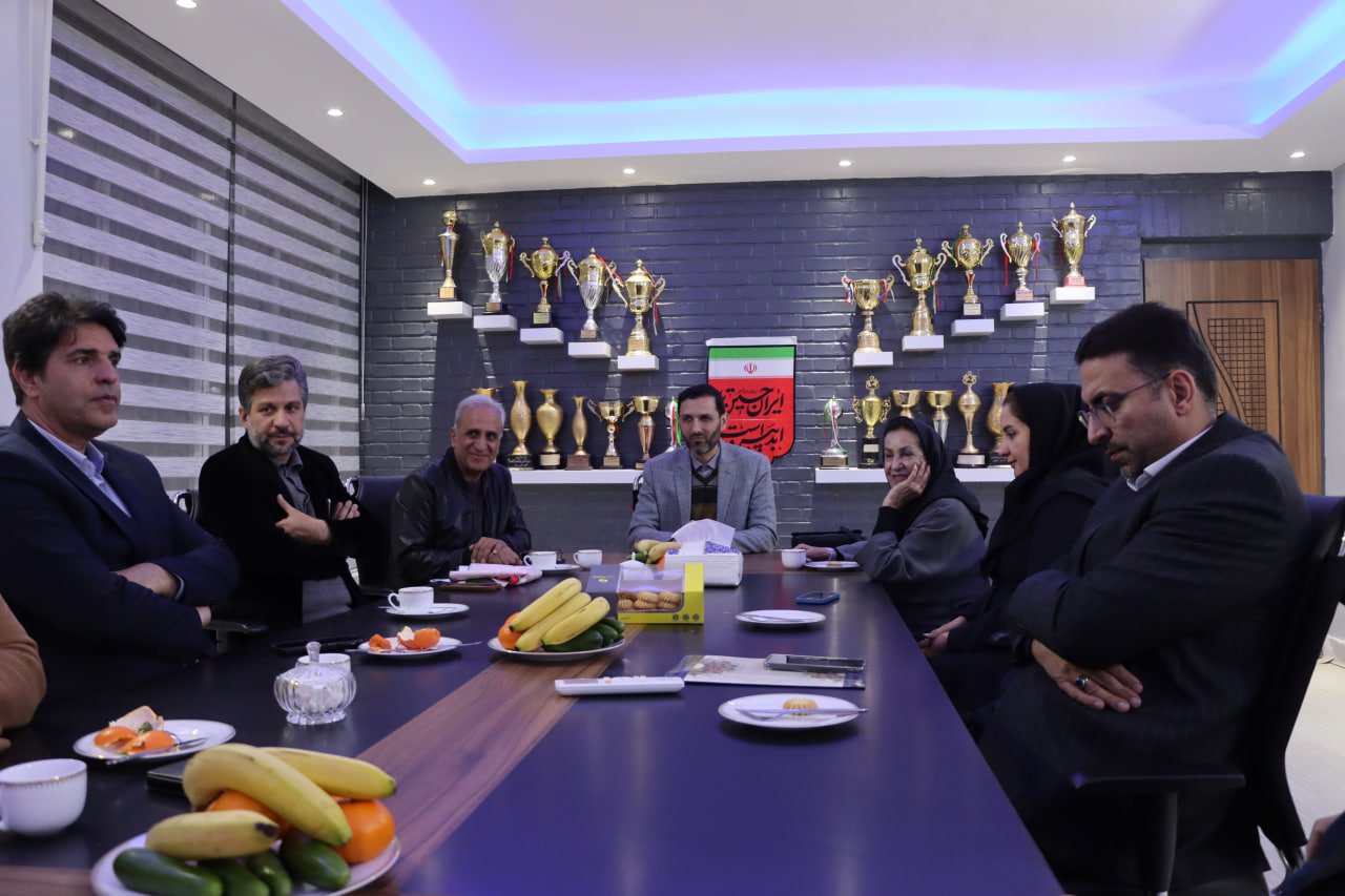 تجلیل از مریم آچاک پیشکسوت و ورزشکار افتخارآفرین شمشیربازی در اصفهان تجلیل از مریم آچاک پیشکسوت و ورزشکار افتخارآفرین شمشیربازی در اصفهان