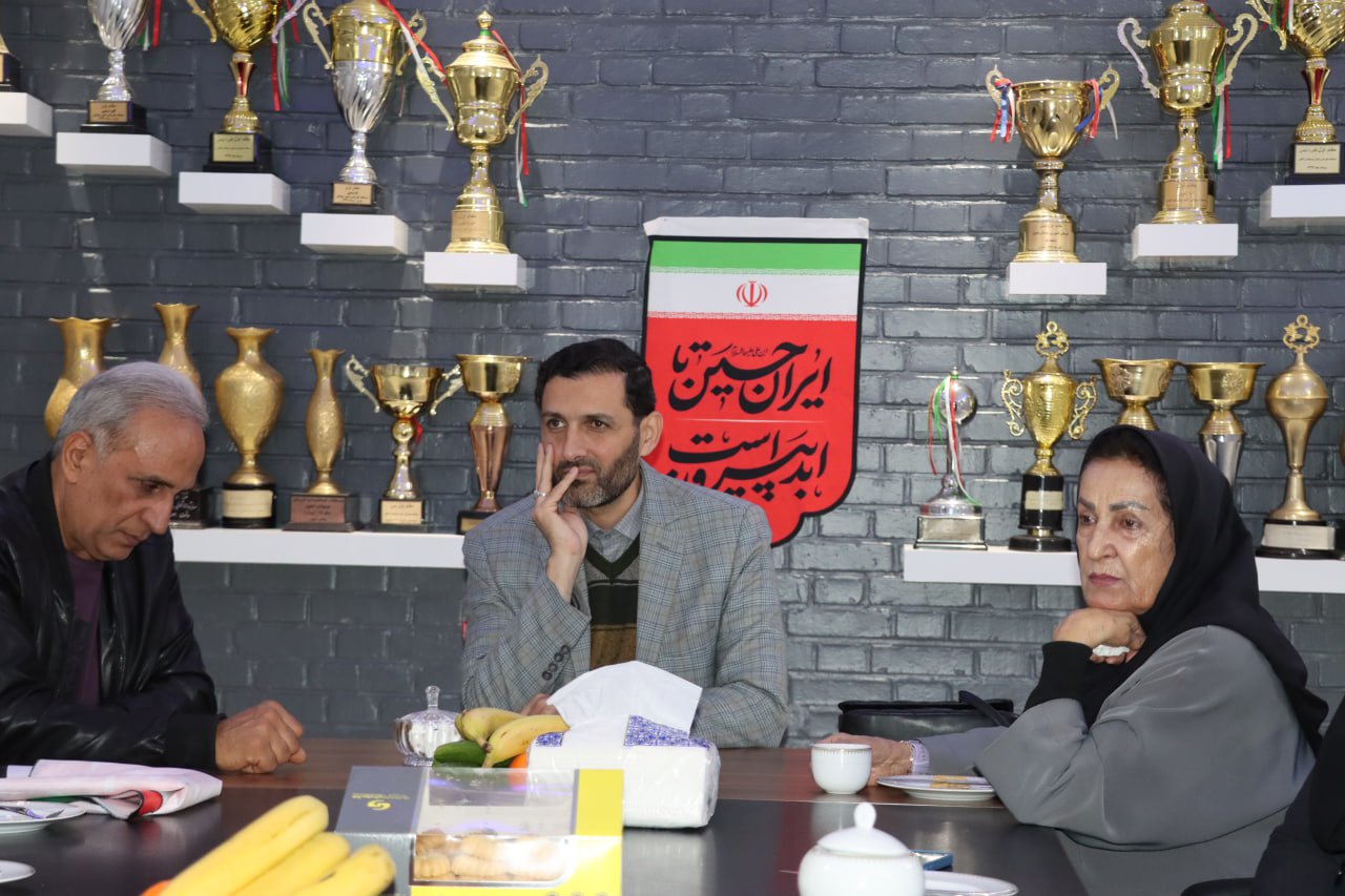 تجلیل از مریم آچاک پیشکسوت و ورزشکار افتخارآفرین شمشیربازی در اصفهان تجلیل از مریم آچاک پیشکسوت و ورزشکار افتخارآفرین شمشیربازی در اصفهان