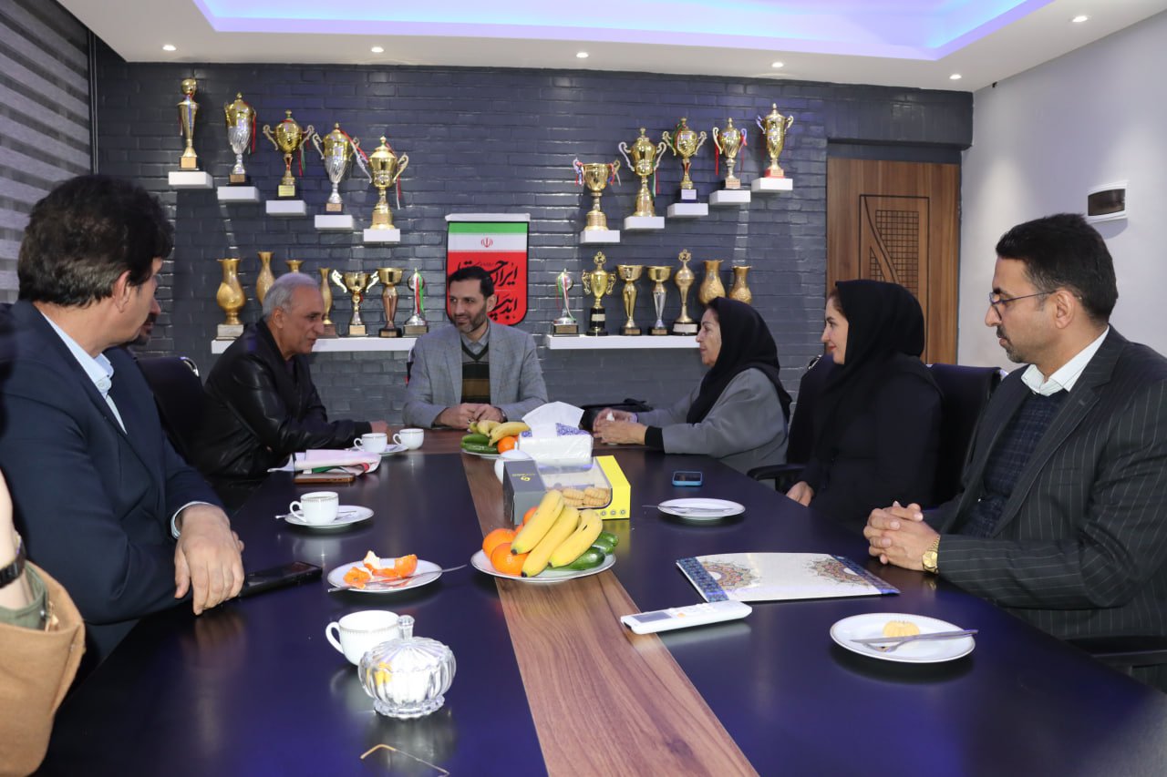 تجلیل از مریم آچاک پیشکسوت و ورزشکار افتخارآفرین شمشیربازی در اصفهان تجلیل از مریم آچاک پیشکسوت و ورزشکار افتخارآفرین شمشیربازی در اصفهان