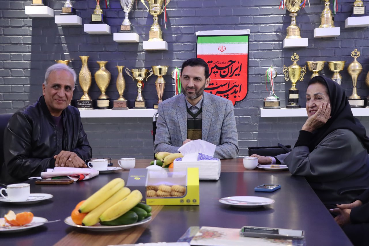 تجلیل از مریم آچاک پیشکسوت و ورزشکار افتخارآفرین شمشیربازی در اصفهان تجلیل از مریم آچاک پیشکسوت و ورزشکار افتخارآفرین شمشیربازی در اصفهان