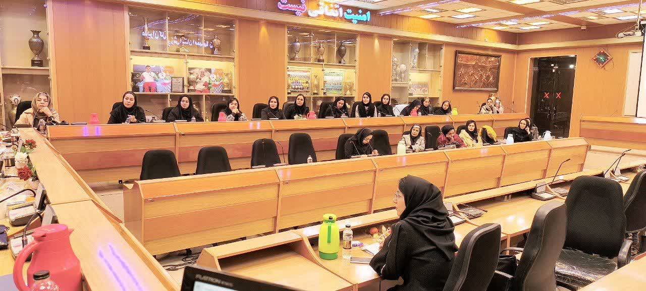 نشست نواب رئیسان هیأت‌های ورزشی استان اصفهان با محوریت آموزش و ارتقای حکمرانی ورزشی+تصاویر