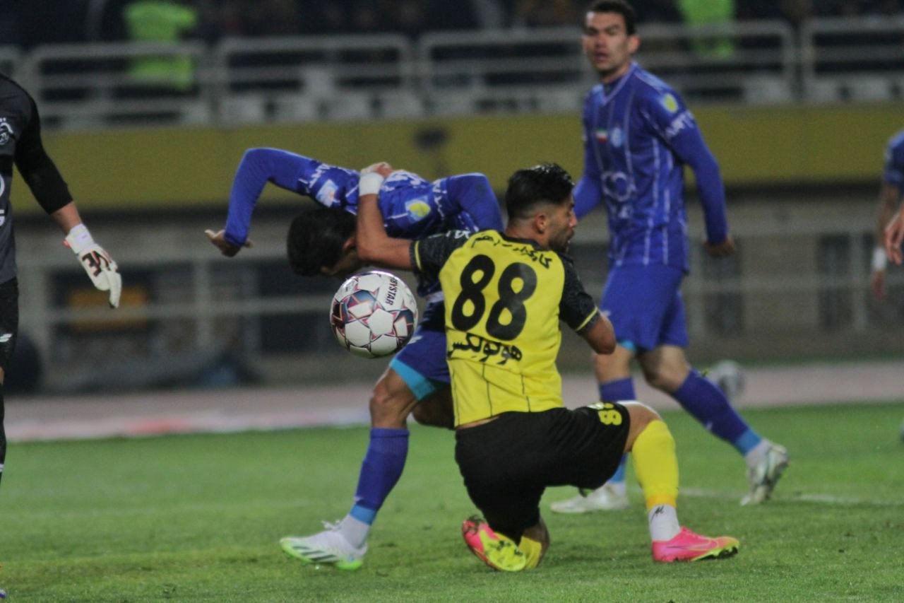  سپاهان یک–استقلال تهران2/پیروزی آبی‌ها در ثانیه‌های پایانی +تصاویر