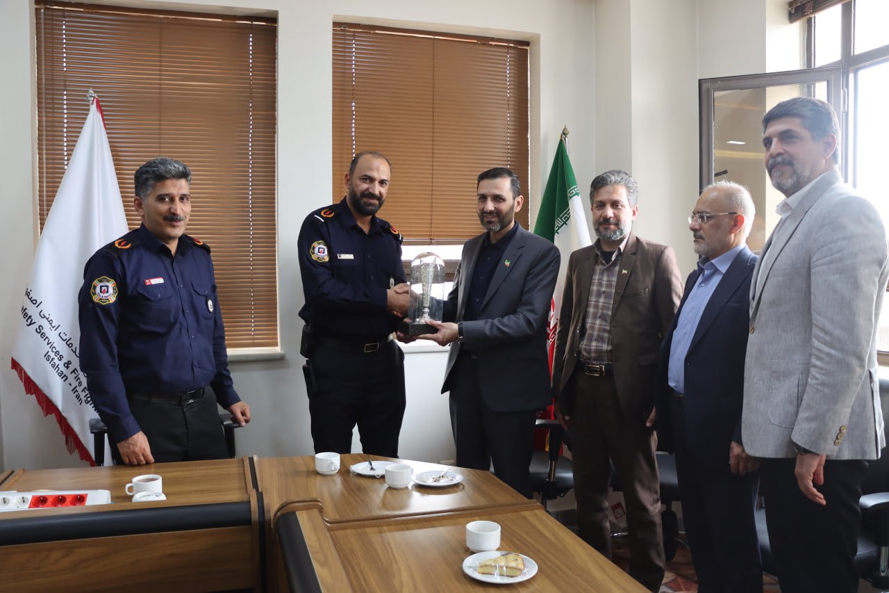 حضور ورزشی‌ها در ستاد مرکزی آتش‌نشانی به پاس جانفشانی‌های آتش‌نشانان قهرمان+تصاویر
