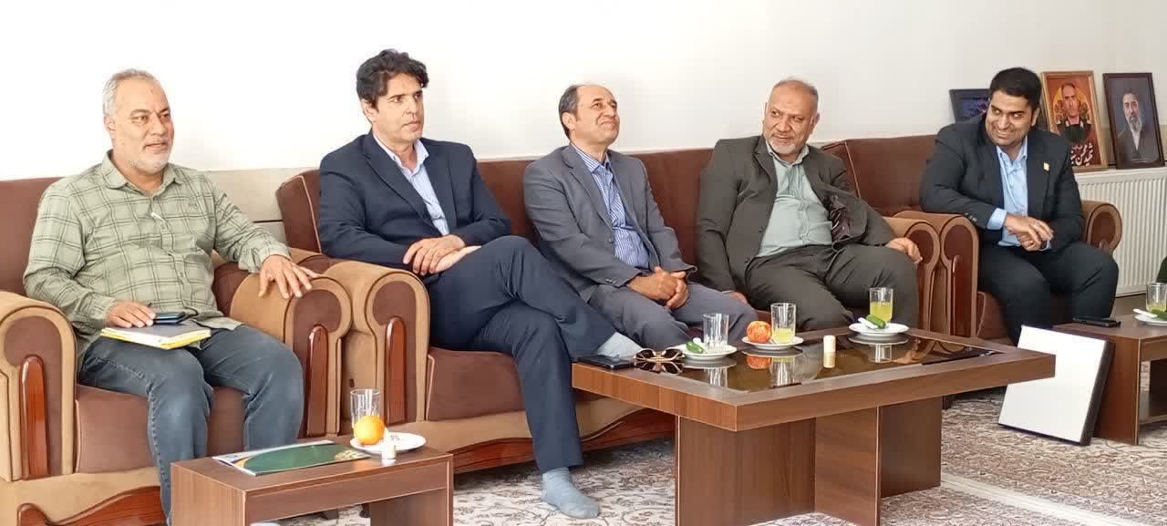 تجلیل از خانواده شهید والامقام «سردارمحسن سنایی» توسط هیات بولینگ، بیلیارد و بولس استان اصفهان