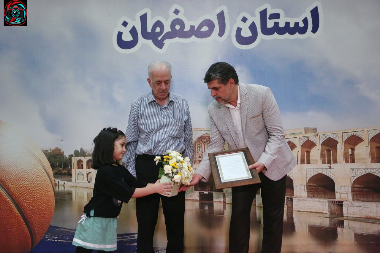  شهرداری خمینی‌شهر قهرمان شد/تجلیل از پیشکسوت بسکتبال 