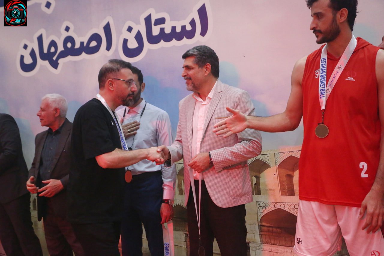 شهرداری خمینی‌شهر قهرمان شد/تجلیل از پیشکسوت بسکتبال 