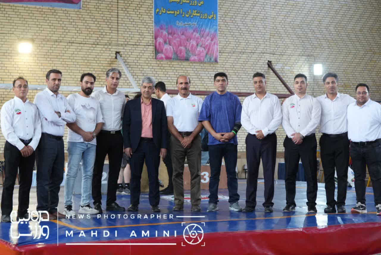 میزبان در جایگاه نخست ایستاد + تصاویر