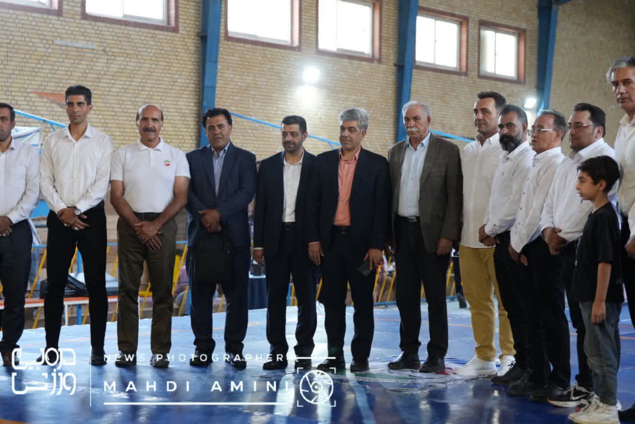 میزبان در جایگاه نخست ایستاد + تصاویر